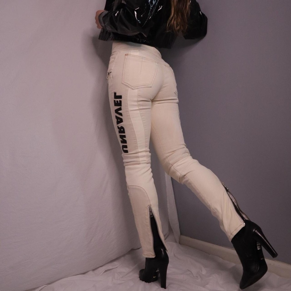 UNRAVEL PROJECT 
Lace-up zip detailed model off-duty pants